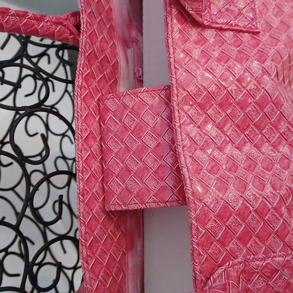 Pink oversized tote with snap strap closure and inside zipper compartment - Picture 3 of 5